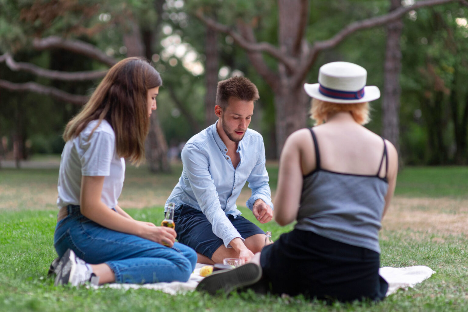 Un grupo de jóvenes realizando una actividad de cohesión en un entorno natural.